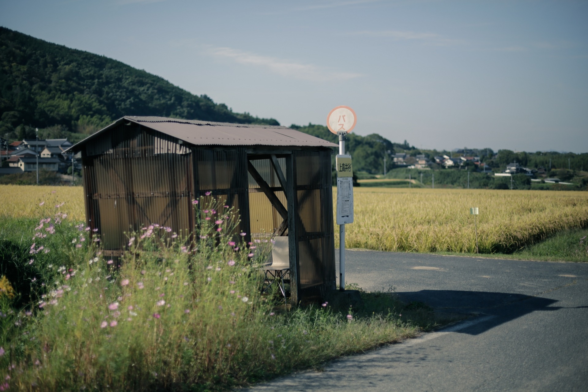 廃れた地方のバス停